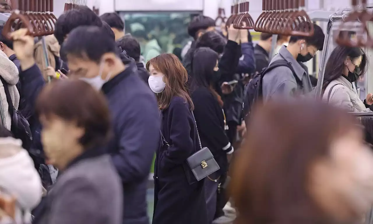 출근길 지하철 ‘마스크 해방’…“아직은 좀” “옷 벗는 느낌”