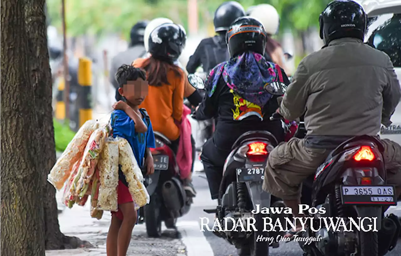 Bapak Meninggal, Jualan Kerupuk sejak Kelas 3 SD