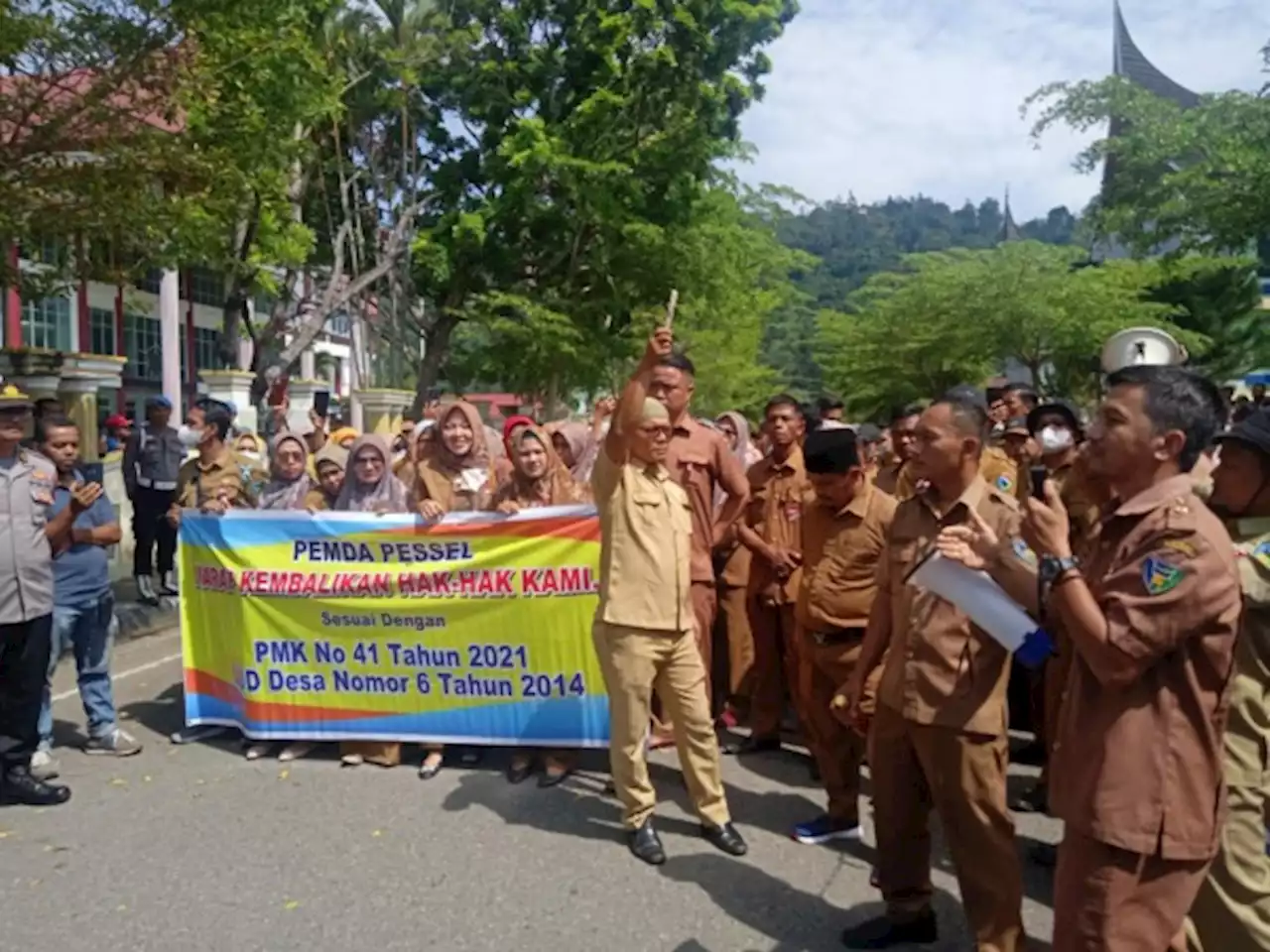 Tuntut ADD 10%, Ribuan Perangkat Nagari Gelar Aksi Demo di Kantor Bupati Pessel