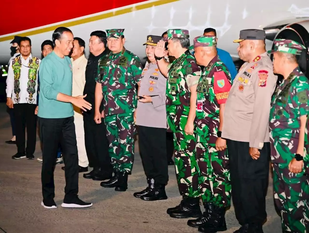 Jokowi Mendarat di Papua, Sejumlah Jenderal Berdiri Menyambut, Siapa Saja?