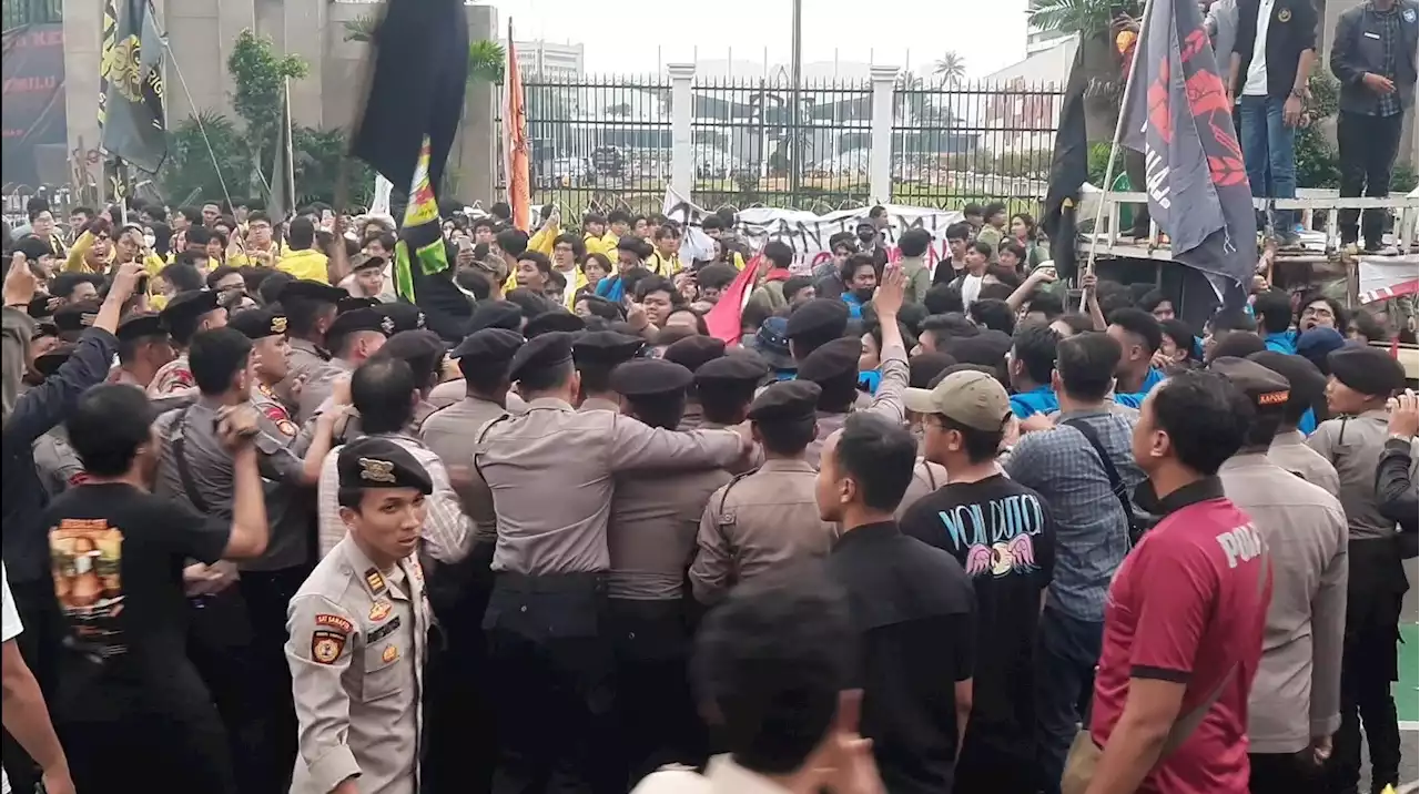 Ricuh, Jalan di Depan Gedung DPR Ditutup Massa Demo Tolak Perpu Ciptaker