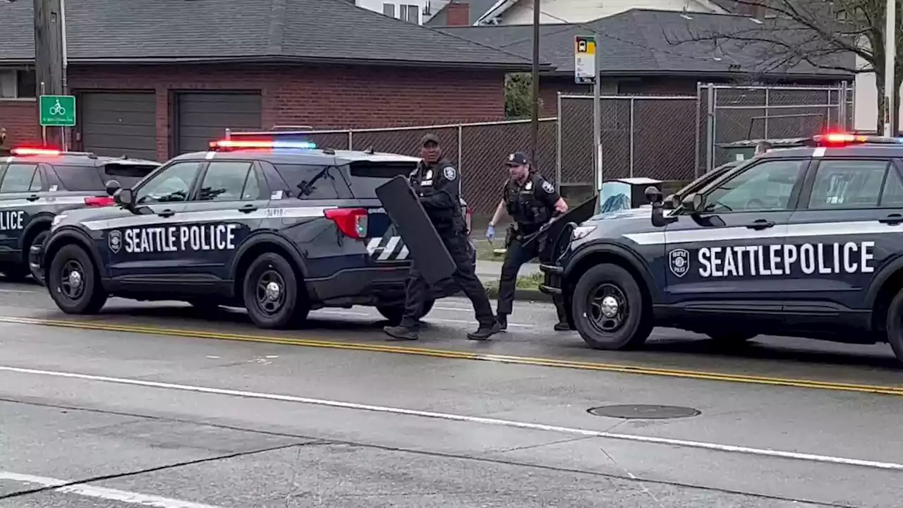 Seattle police respond to barricaded person; detective shot in Ballard