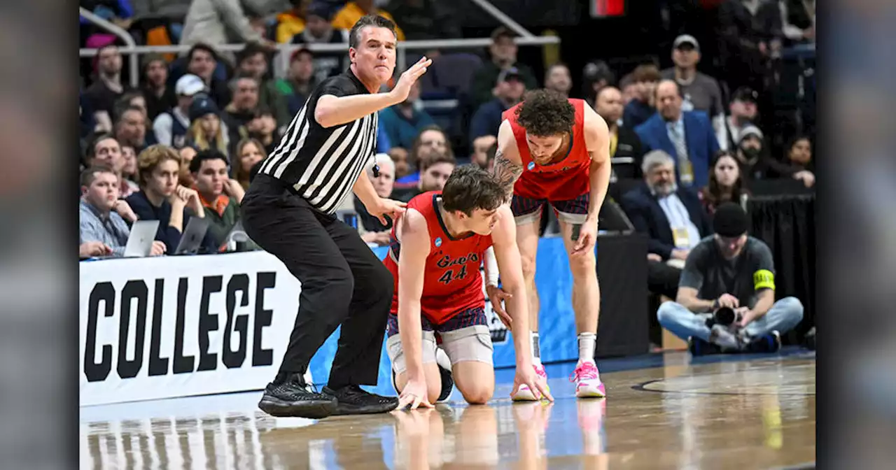 UConn rolls past Saint Mary's into Sweet 16