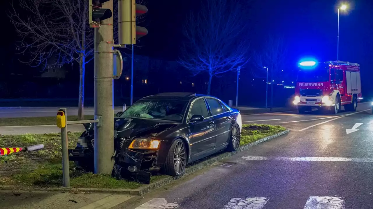 Audi gegen Betonmast: Alkolenker „pfiff“ auf Hilfe