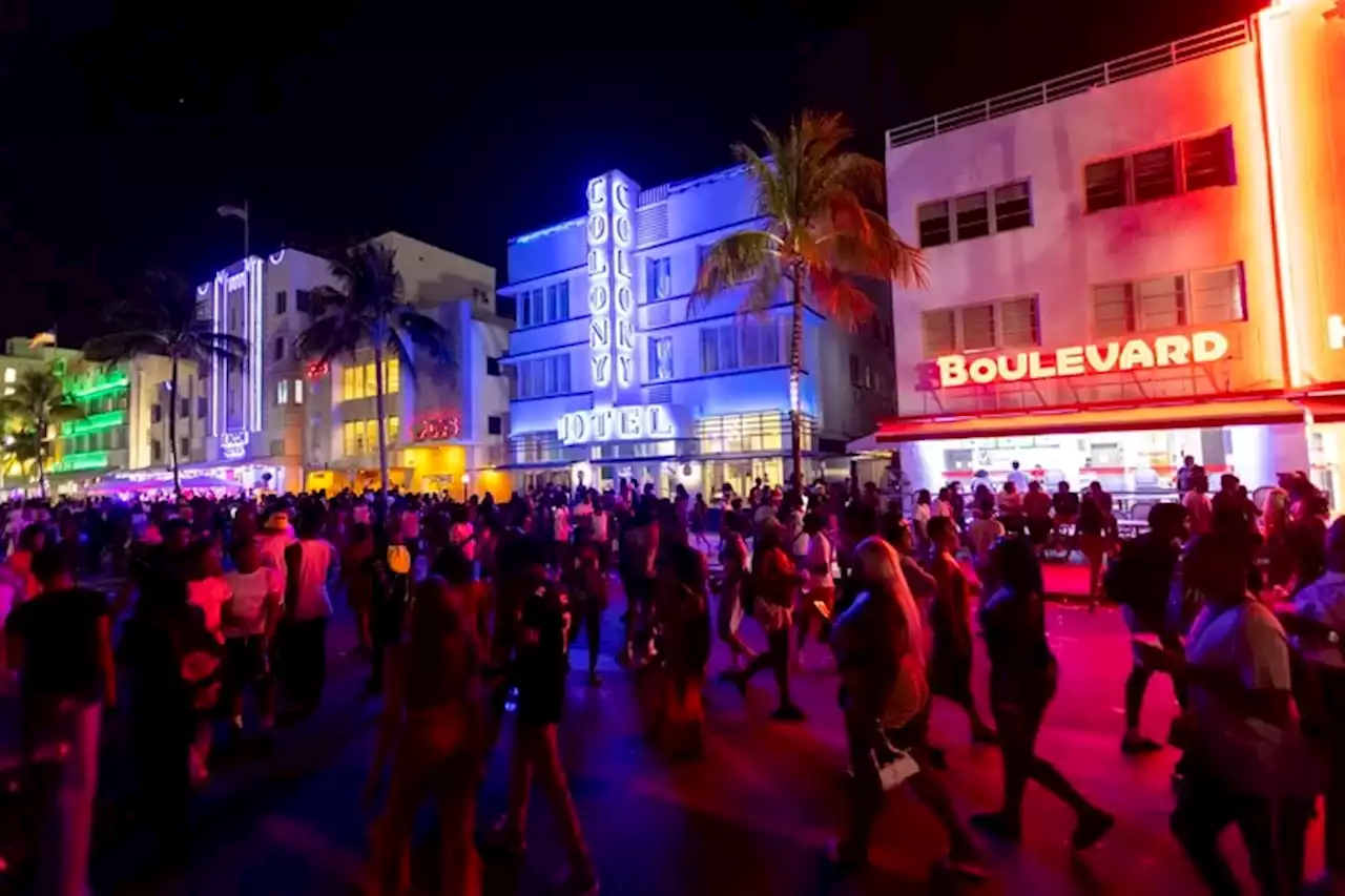 Cuáles son las restricciones que impuso Miami Beach después de los tiroteos del fin de semana