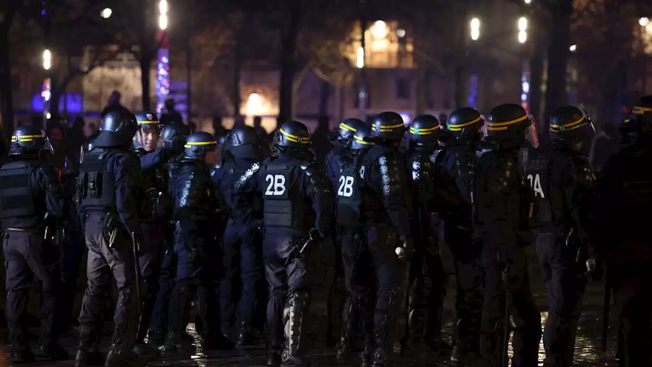 Réforme des retraites : des centaines de personnes manifestent aux Halles, à Paris