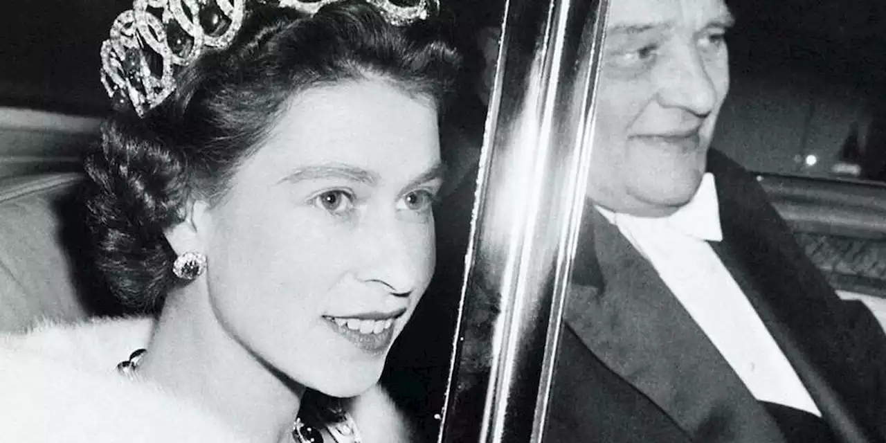 En 1957, Elizabeth II ovationnée pour sa première visite d’État en France