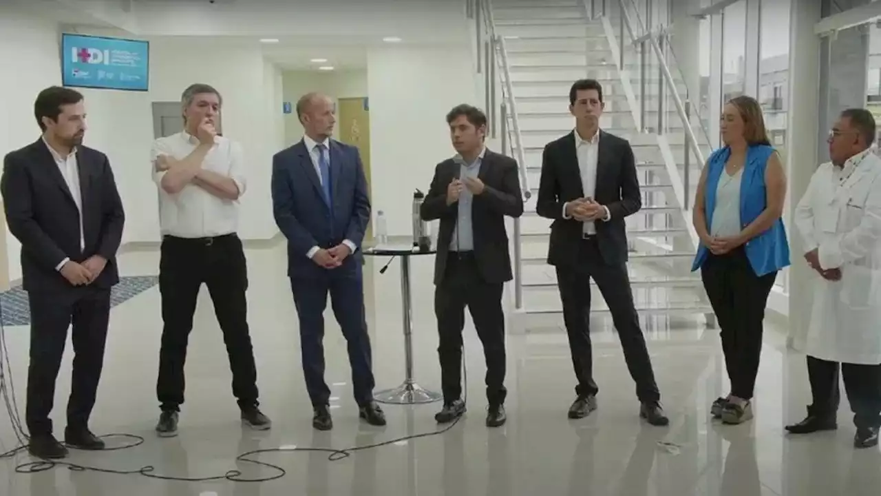 Axel Kicillof inauguró un hospital y entregó ambulancias en Lomas de Zamora