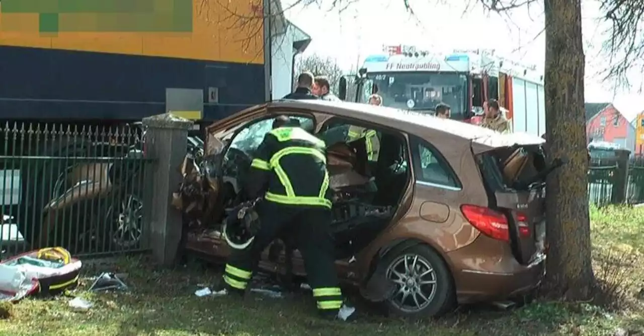 Lkw-Anhänger löst sich in Obertraubling - Autofahrer bei Unfall eingeklemmt