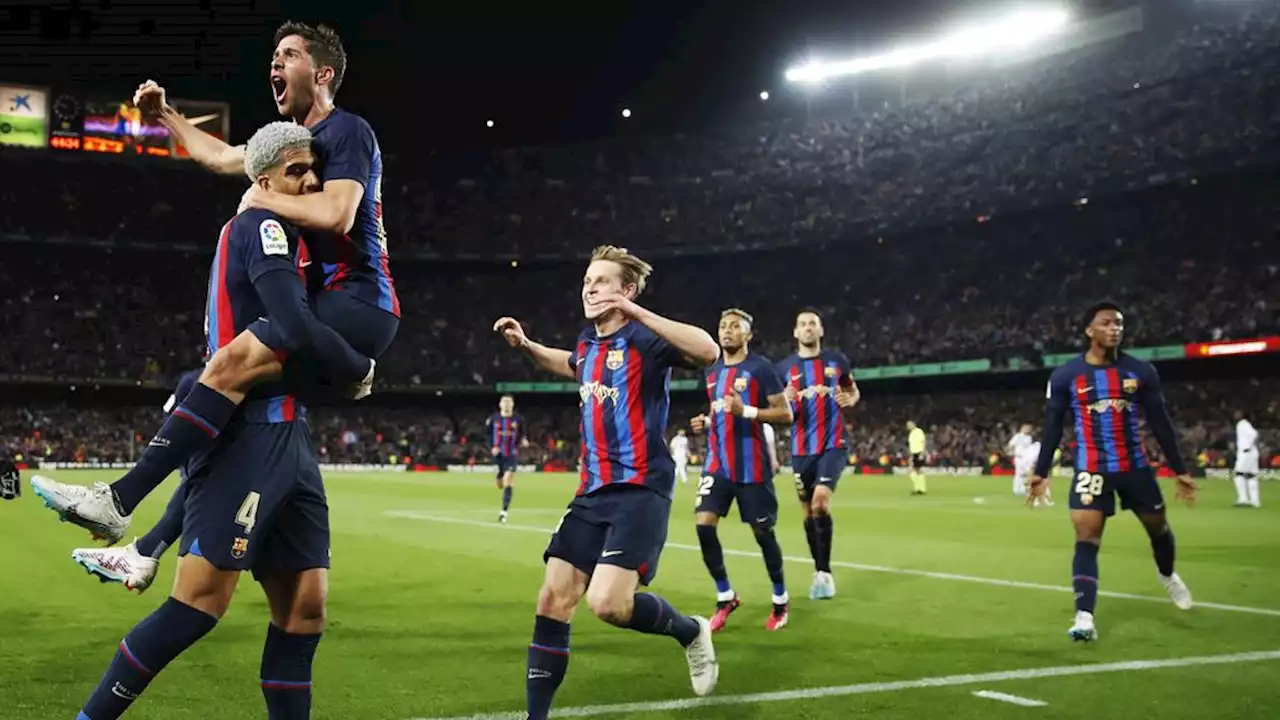 Barcelona wint El Clasico en vergroot gat met Real, ziet ook Cruijffs weduwe