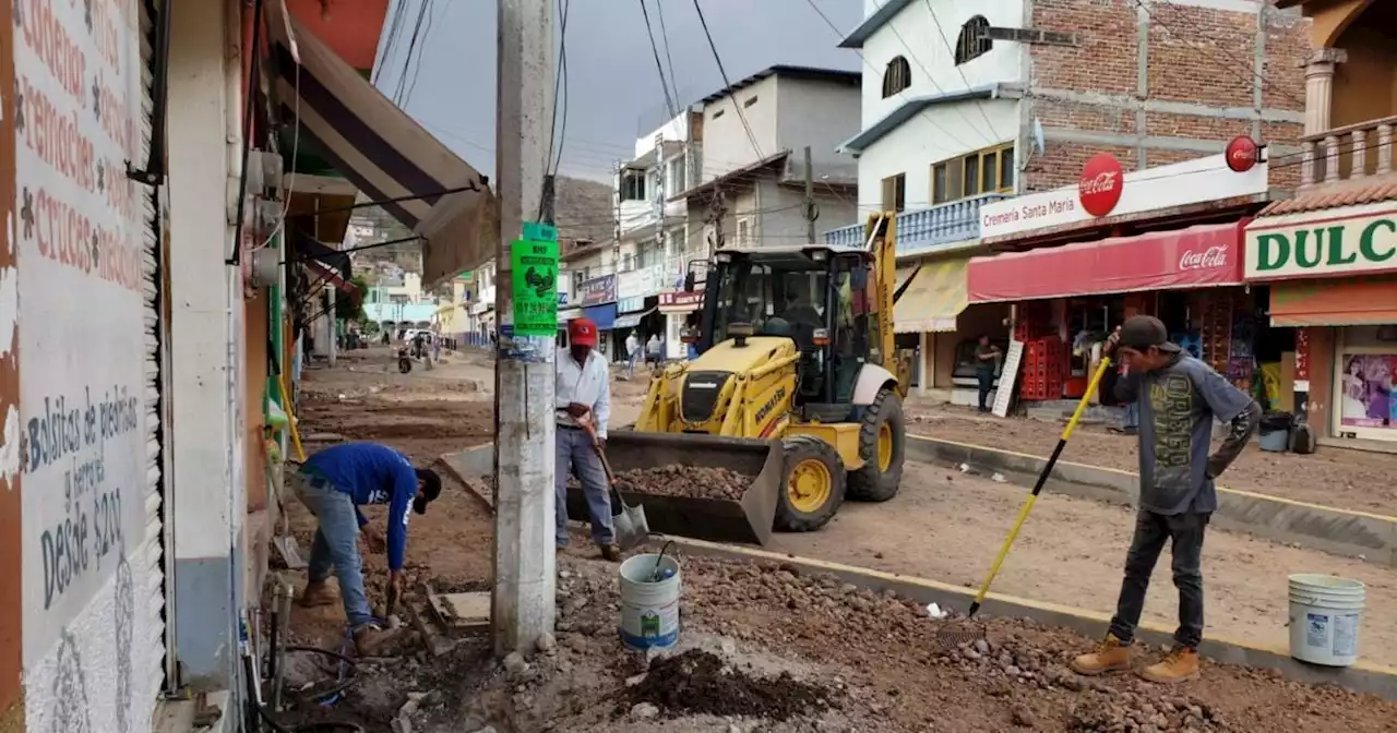 Comerciantes señalan mala construcción de banquetas en zona centro de Huaníamaro