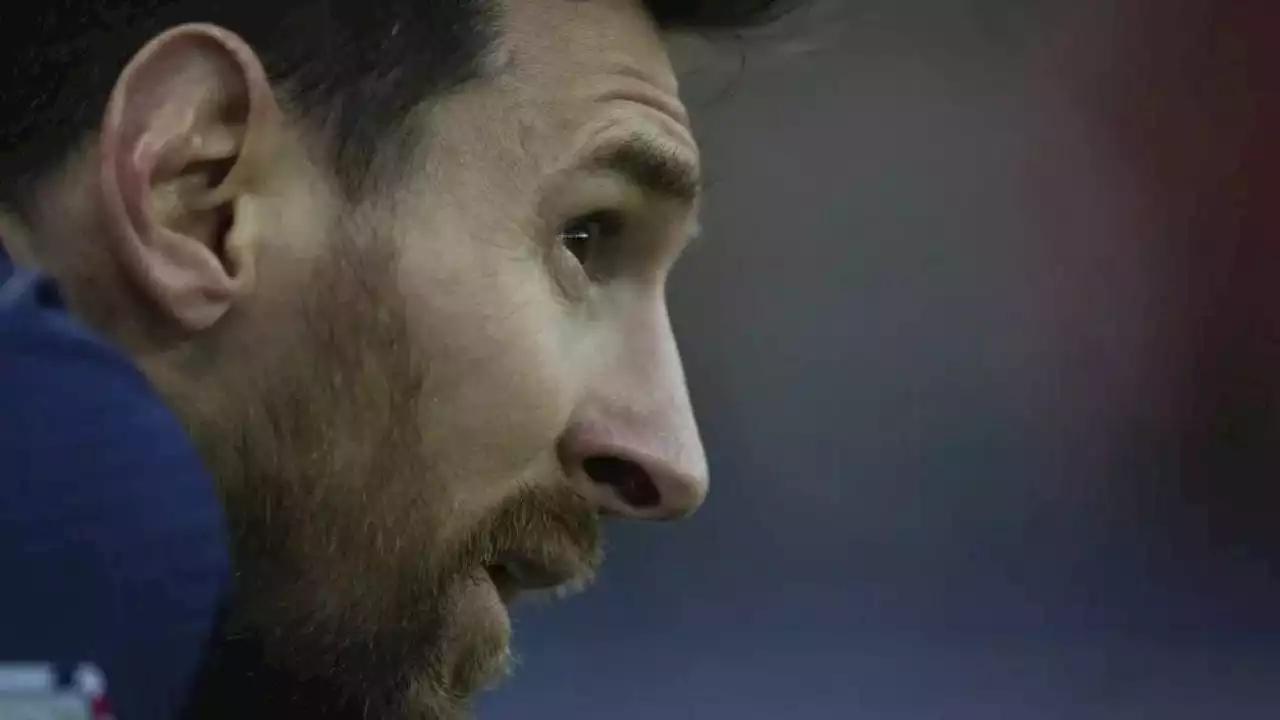 Tras silbidos en París, Messi busca arroparse en Argentina