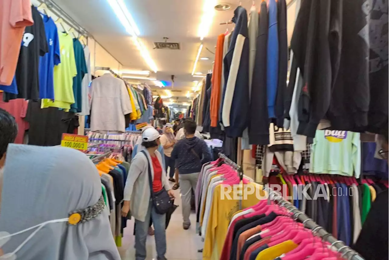 Sejak Larangan |em|Thrifting|/em| Impor, Pedagang di Pasar Senen Mengaku Pendapatan Turun |Republika Online