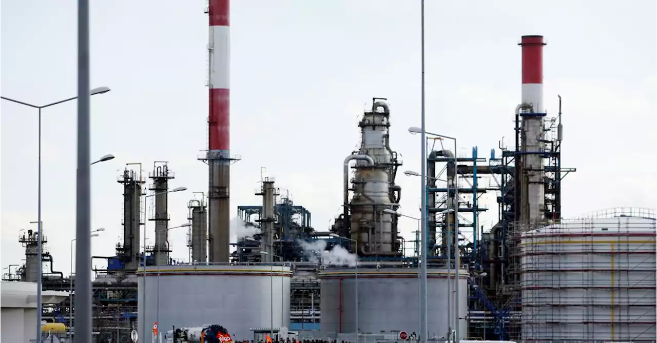 European diesel tightens, crude weakens as French refinery outages linger