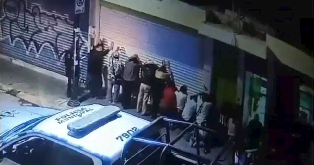 VIDEO: Policías municipales de Celaya golpean a civiles afuera de bar; los suspenden