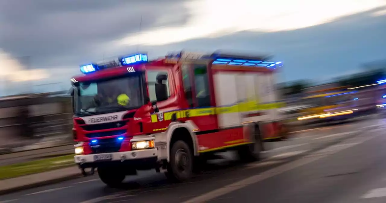 Feuerwehr-Einsatz: Gartenhaus in Saarbrücken brennt nieder – Feuer bedroht Gasflaschen