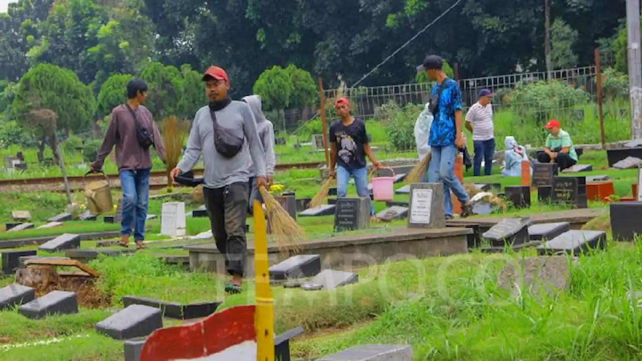 Petugas Kebersihan Makam dan Penjual Buang Raup Rezeki Menjelang Ramadan