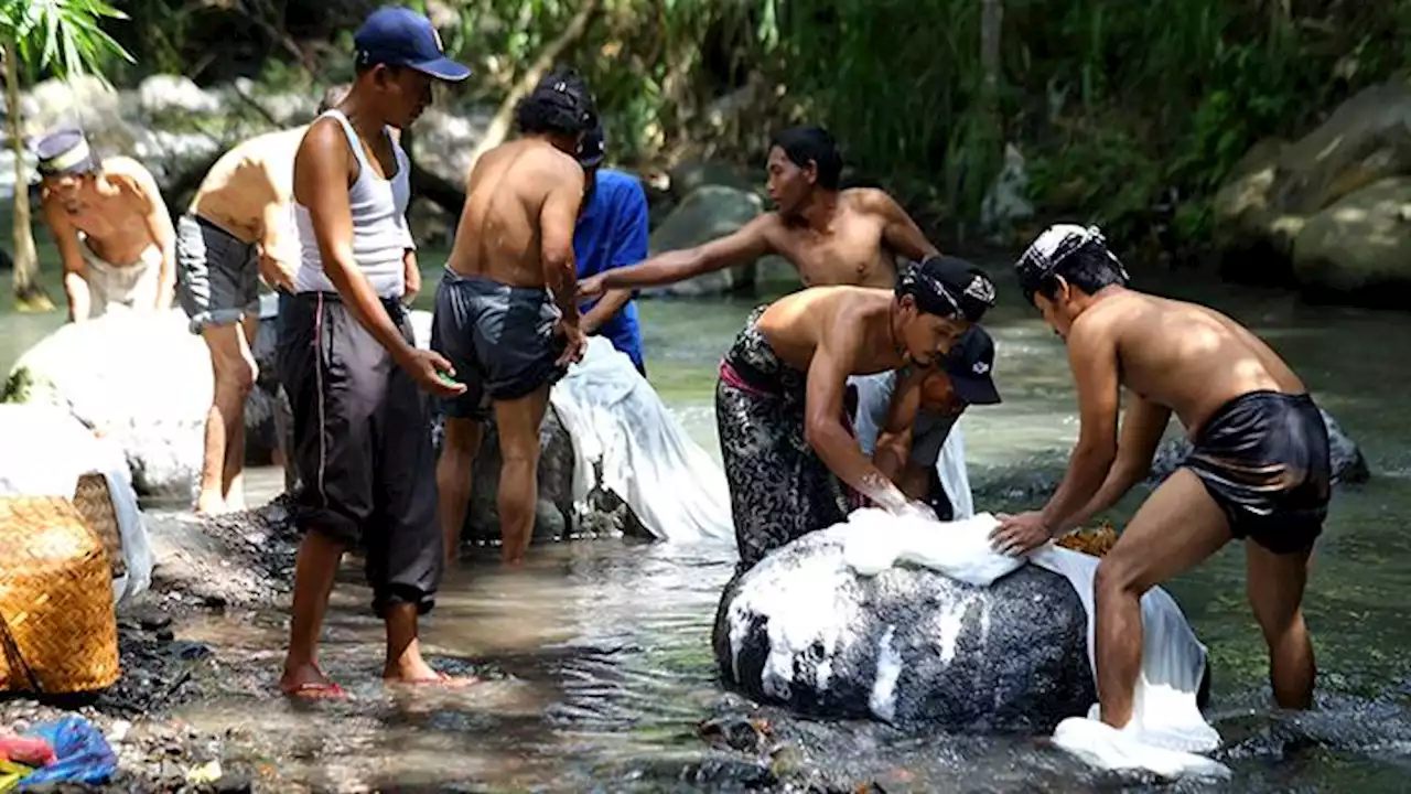 Resik Lawon Cuci Kain Kafan, Tradisi Menjelang Bulan Ramadan di Banyuwangi