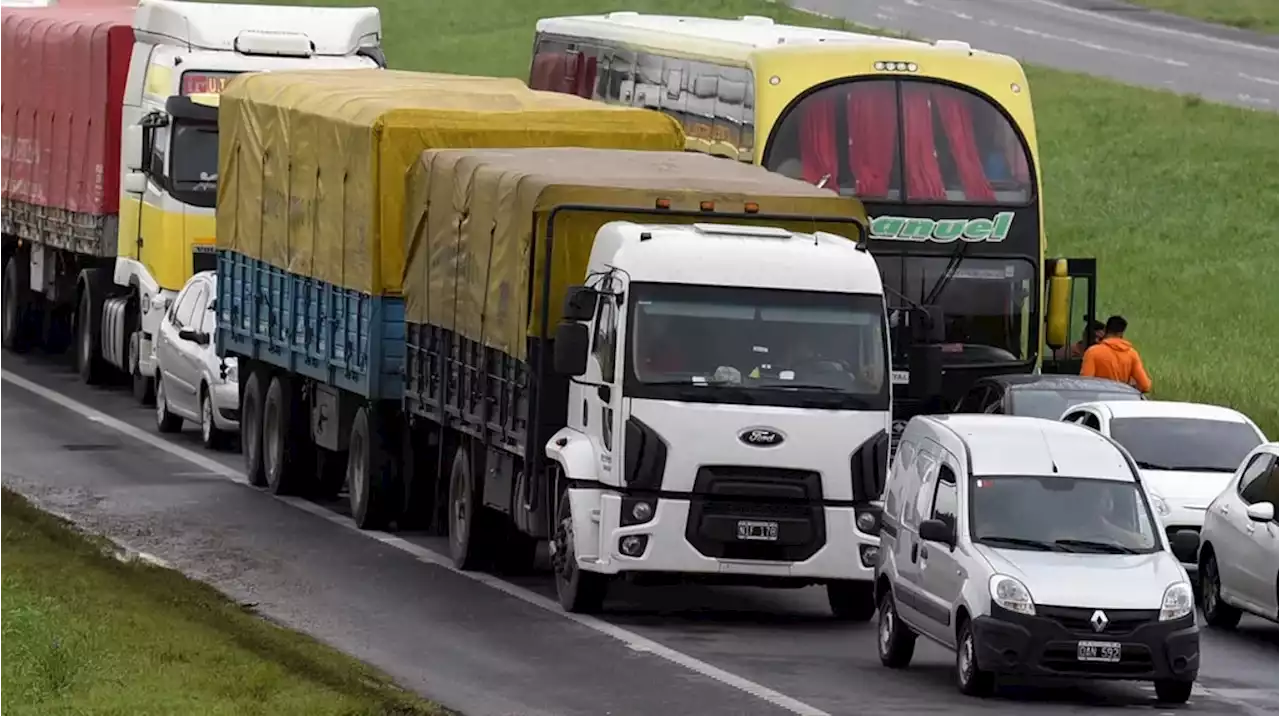 Sobrepasos: qué hacer si el camión que va adelante pone el giro izquierdo