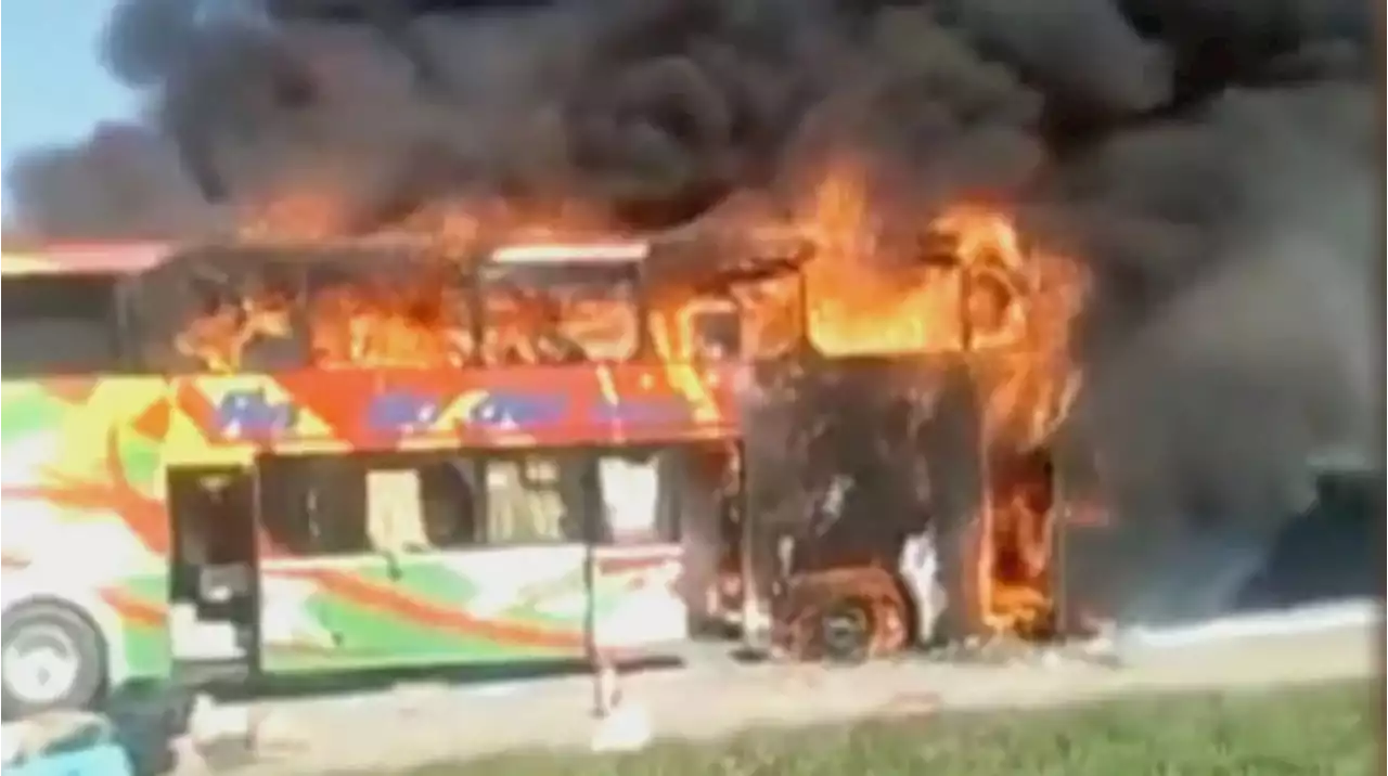 Video: se prendió fuego un micro en Tucumán y los pasajeros saltaron por las ventanas para huir de las llamas