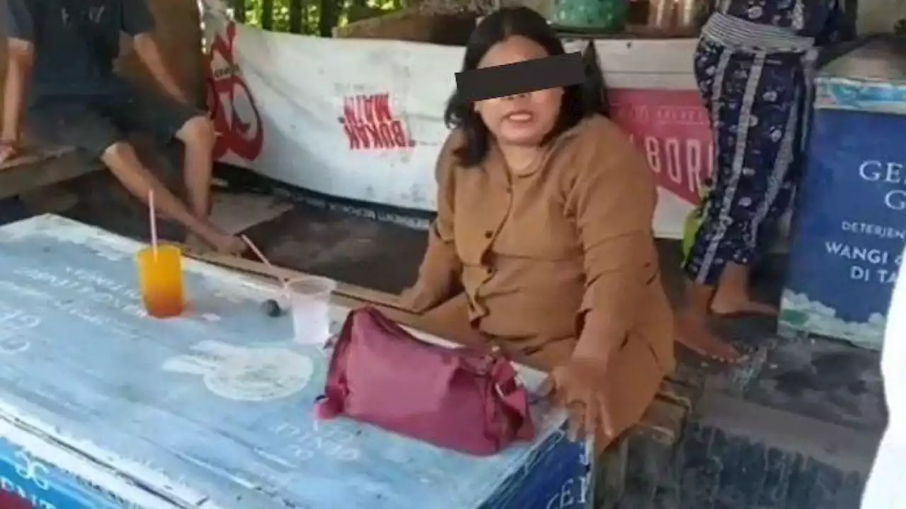 Fakta Viral Ibu Duduk Santai di Warung Tunggu Anaknya Ngemis, Disebut karena Faktor Ekonomi - Tribun Wow