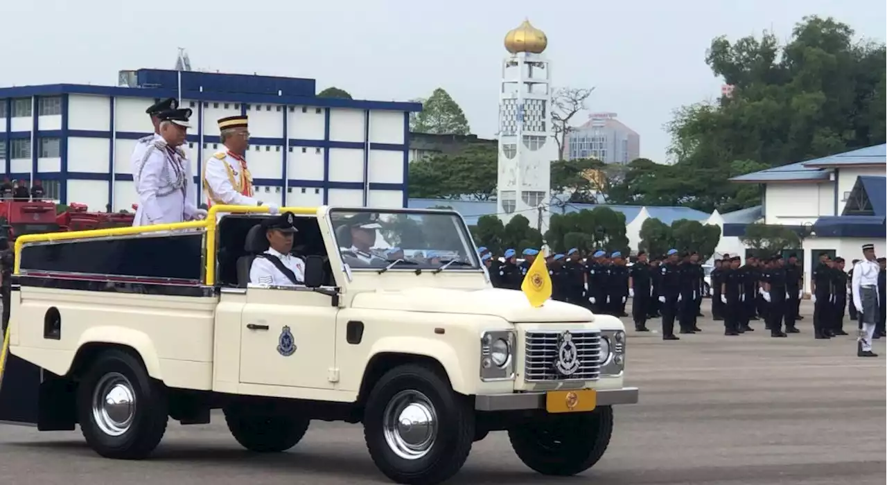 [VIDEO] Agong, Raja Permaisuri berangkat ke sambutan Hari Polis Ke-216