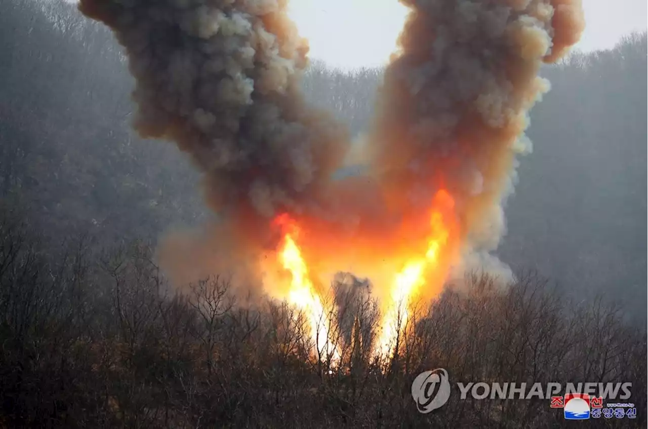 北 단거리미사일 화염 'V형'…'사일로'에서 발사했나(종합) | 연합뉴스