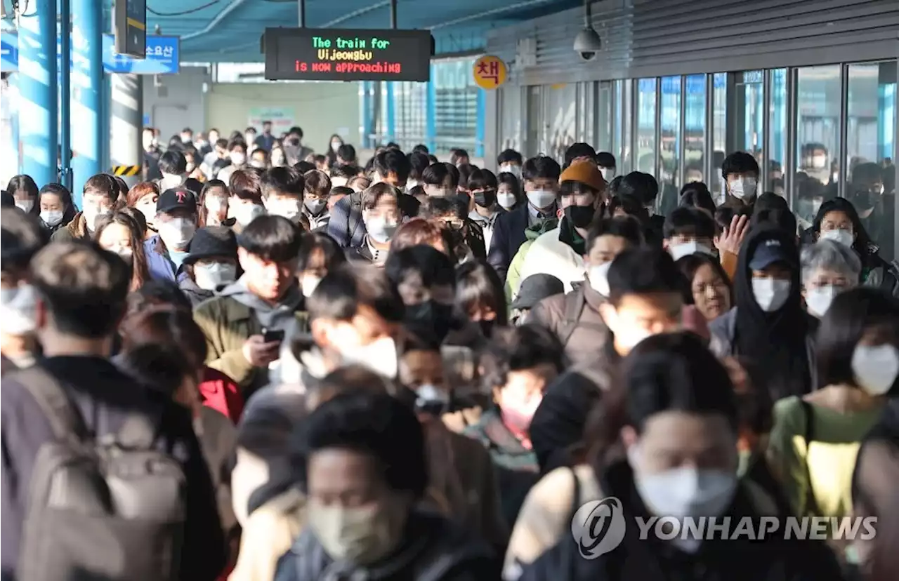 대중교통 마스크 해제 첫날…벗은 사람은 '가뭄에 콩나듯' | 연합뉴스