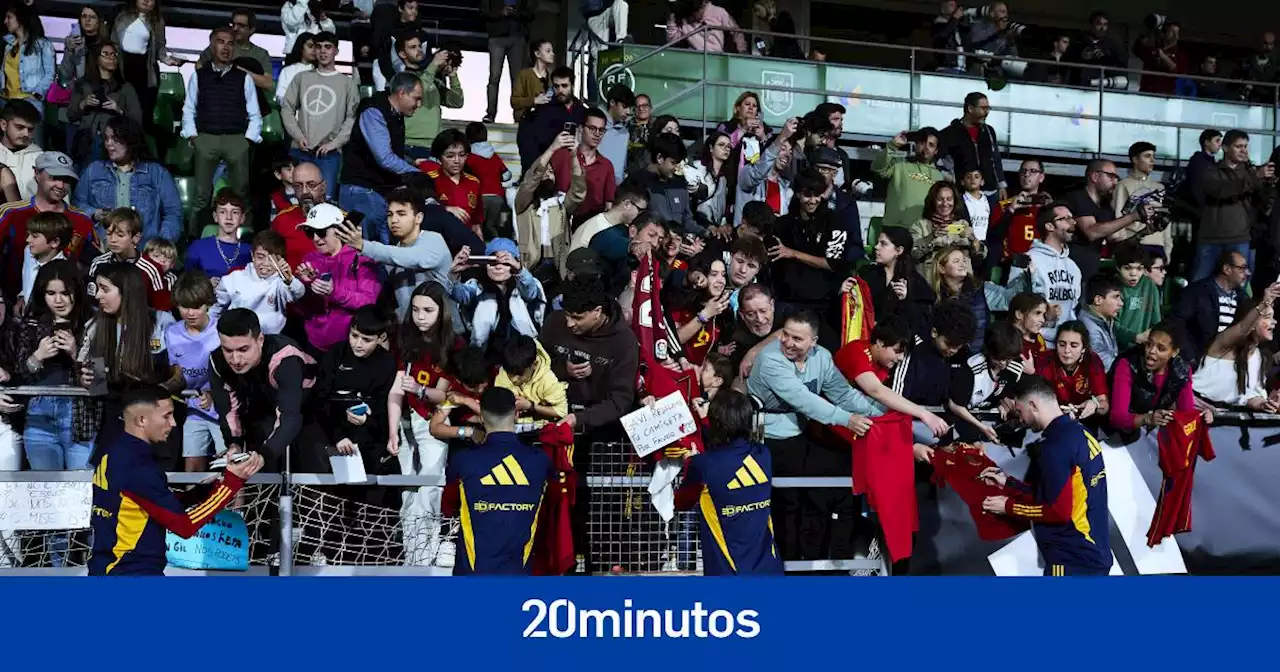 Pasión por la Roja en un estreno a lo grande de la nueva España de De la Fuente: largas colas y llenazo en el primer entrenamiento