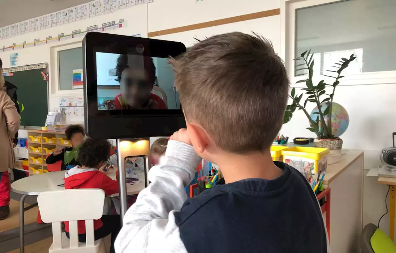 Avec ce robot, les enfants peuvent interagir à distance avec leur classe