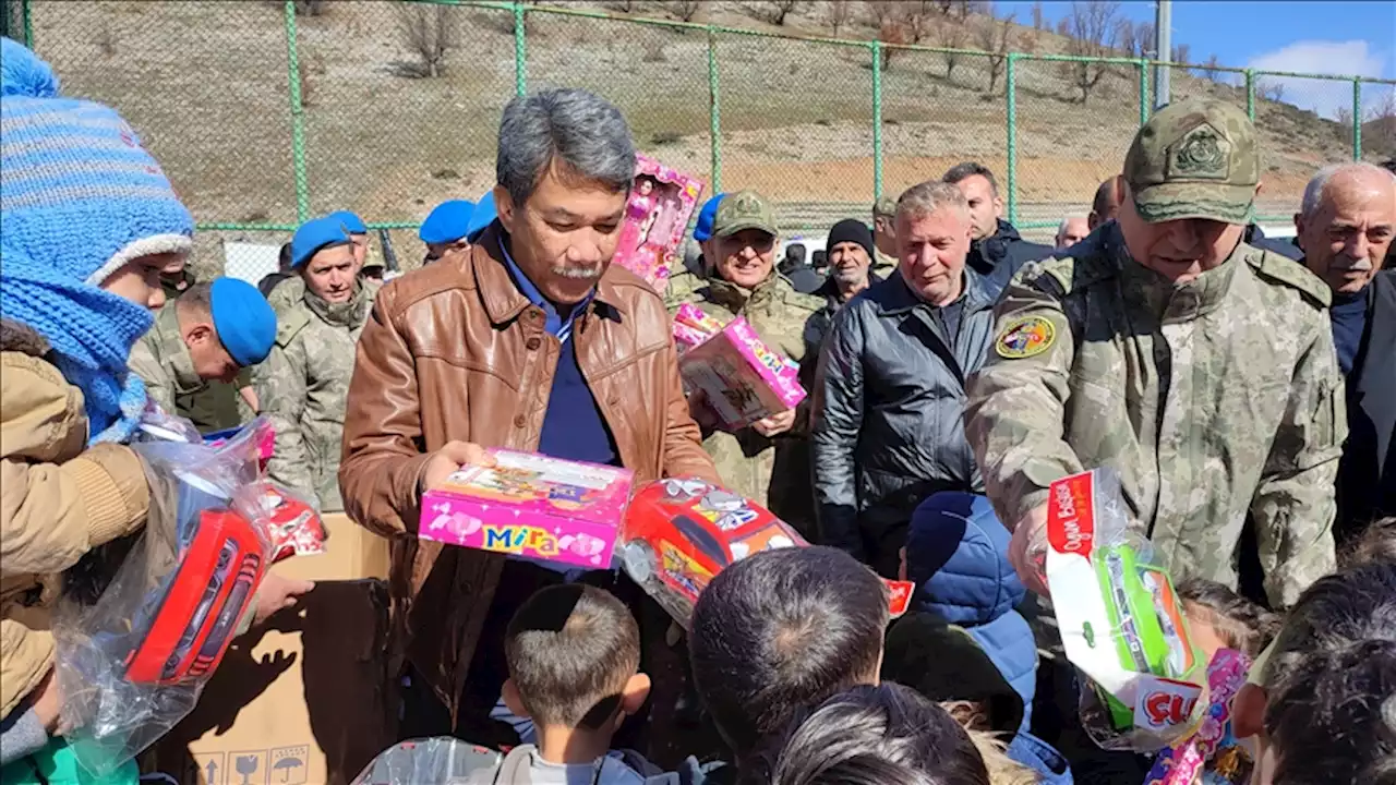 وزیر دفاع مالزی از مناطق زلزله‌زده ترکیه بازدید کرد