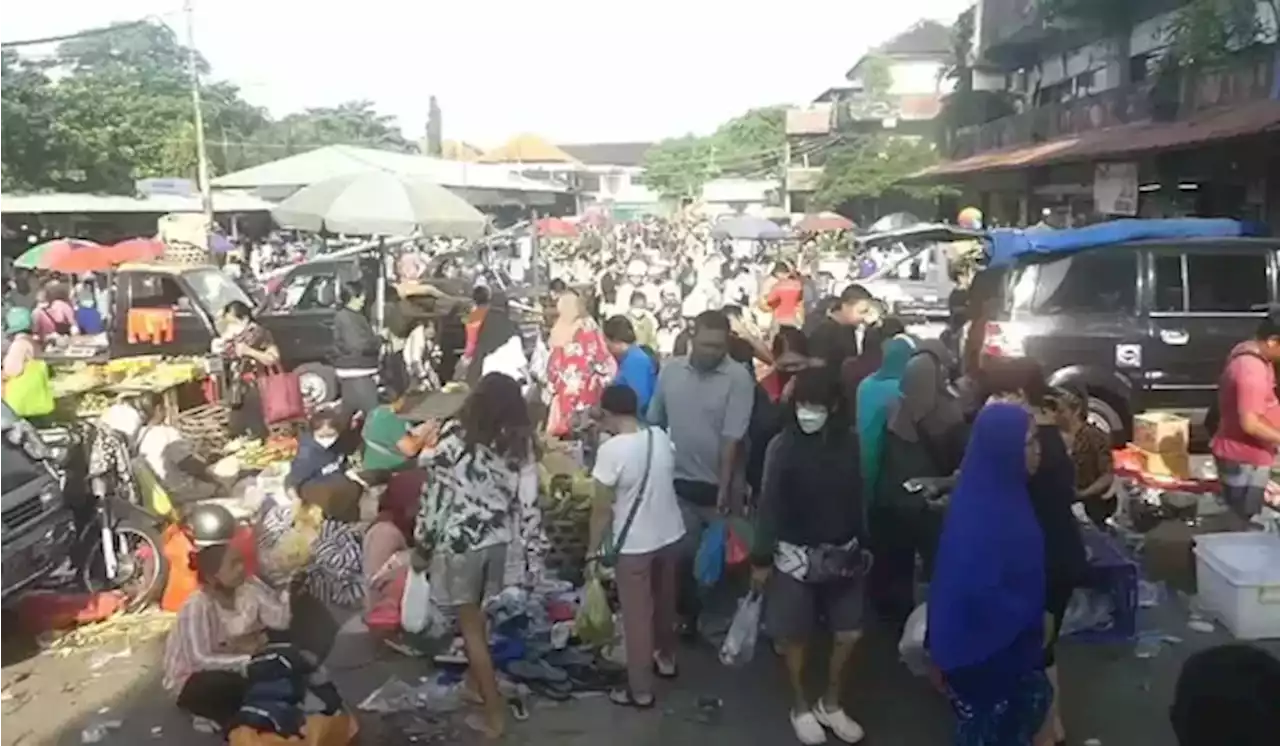 Jelang Nyepi, Warga Denpasar Padati Pasar Tradisional