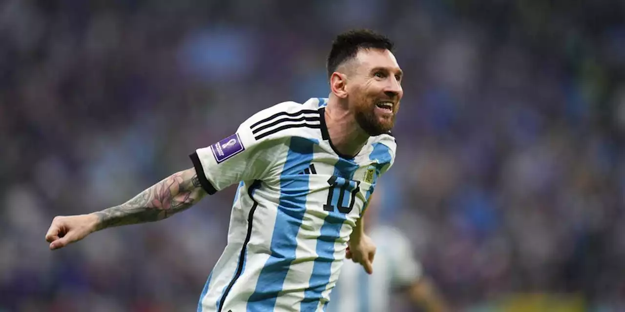 Pahlawan Argentina Kembali! Lautan Manusia Kepung Restoran Tempat Lionel Messi dan Keluarganya Makan Malam - Bola.net