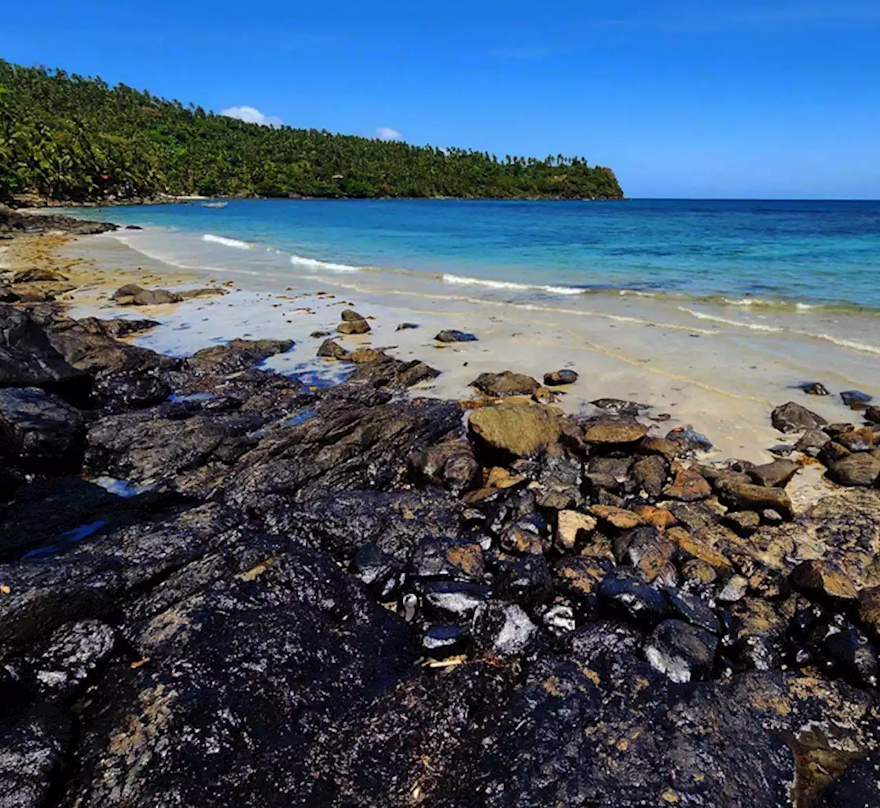 Marina okays P33-M cleanup fund as oil slick spreads | Lorenz S. Marasigan