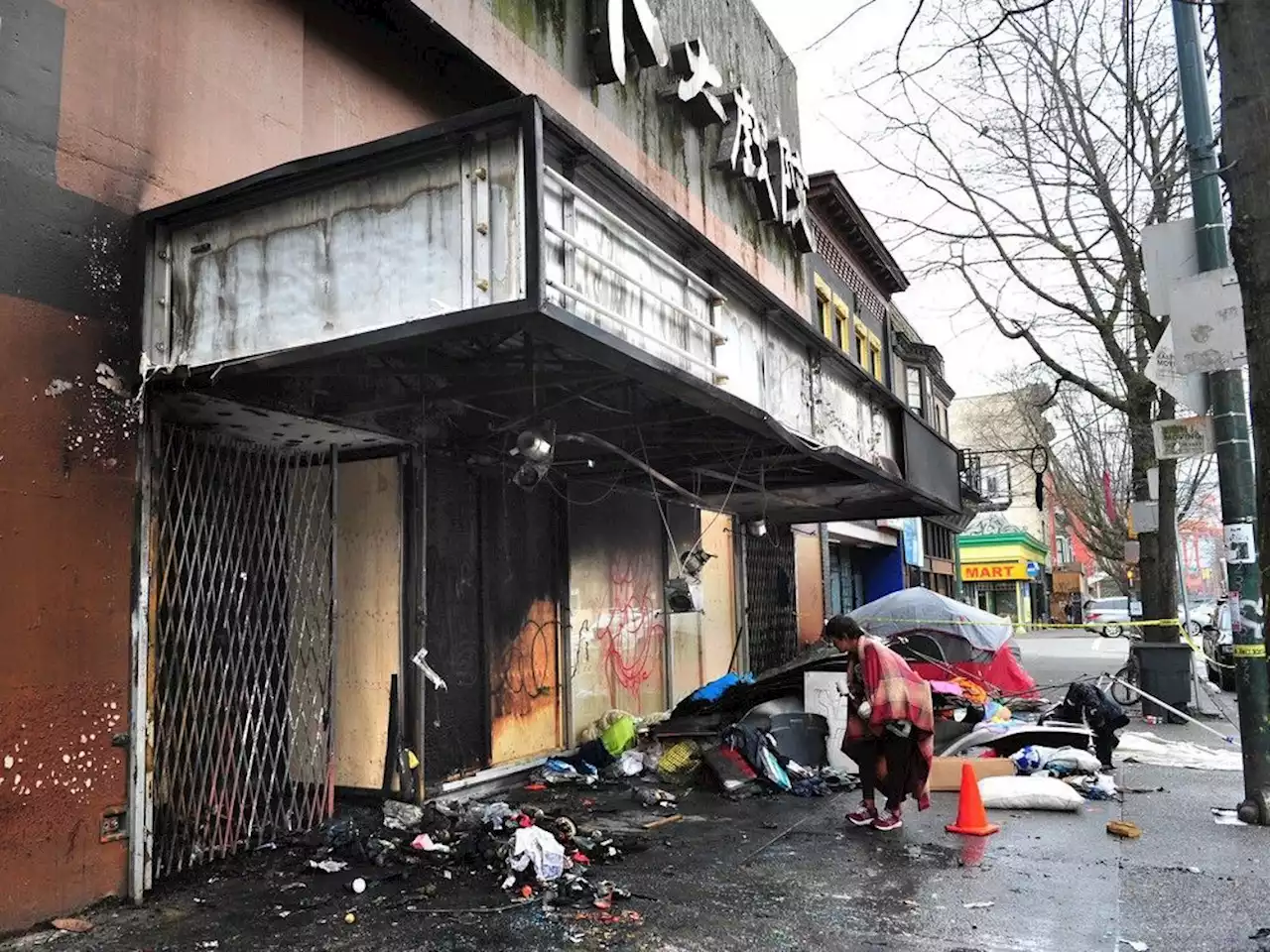 Propane tanks explode inside tent on Vancouver sidewalk, damaging building