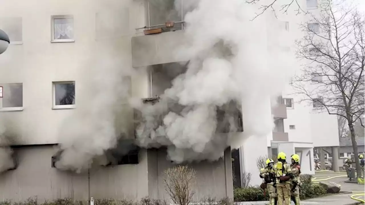 Polizei ermittelt nach Feuer in Hochhaus wegen schwerer Brandstiftung