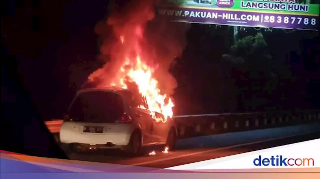 Mobil Terbakar Jelang Exit Tol Sentul Selatan Bogor