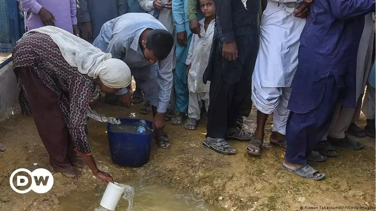 Nach Flutkatastrophe fehlt Millionen Menschen in Pakistan sauberes Wasser | DW | 21.03.2023