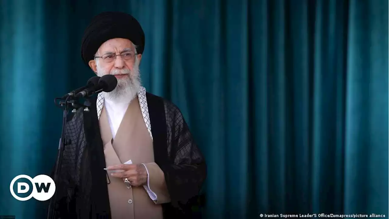 خامنه‌ای خواست تغییر قانون اساسی را 'حرف بیگانگان' خواند – DW – ۱۴۰۲/۱/۱