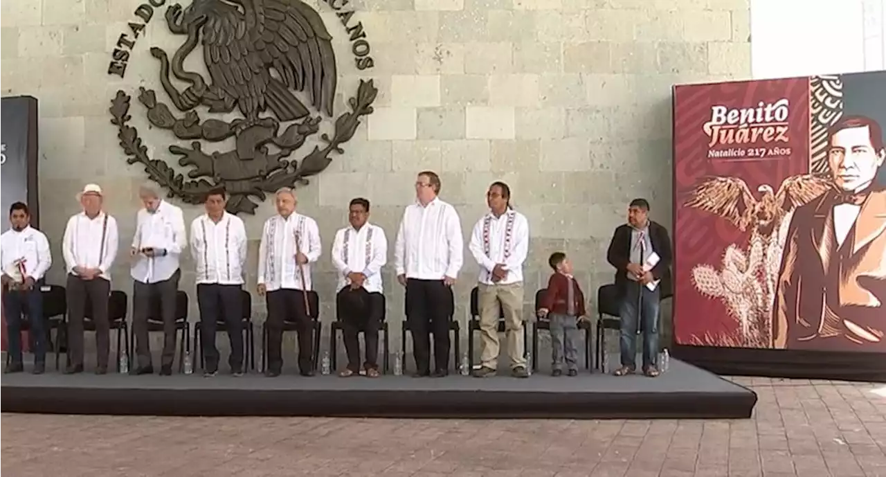 AMLO conmemora en Oaxaca natalicio de Benito Juárez junto a John Kerry y Ken Salazar