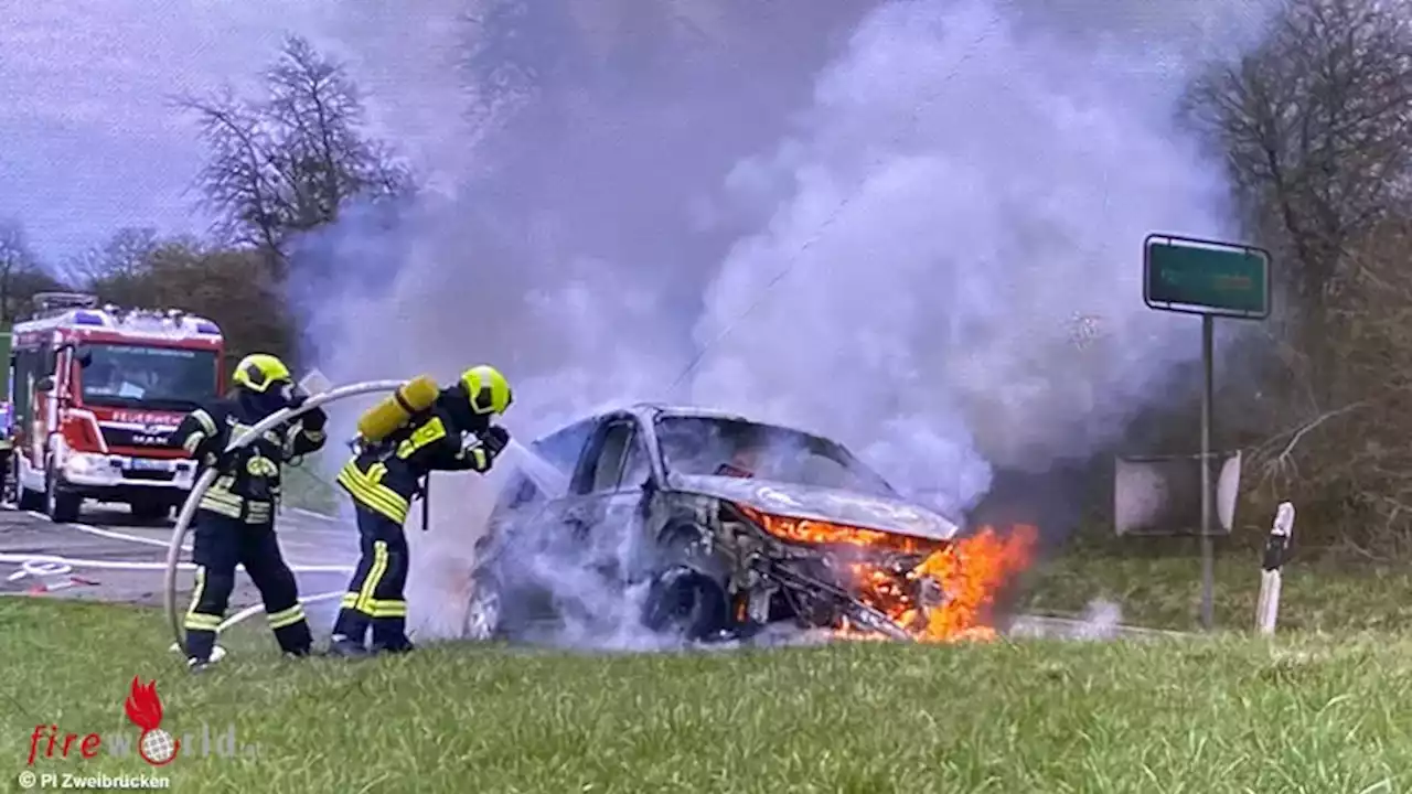 D: 17 Jahre alter Renault Megane in Zweibrücken in Flammen aufgegangen