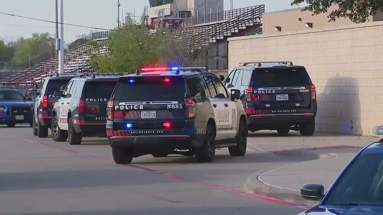 Arlington Lamar High School shooting leaves 1 student dead, 1 injured; suspect in custody