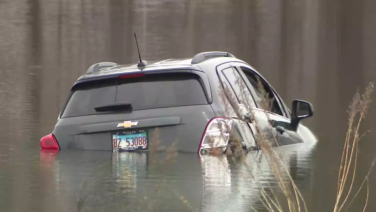 Driver rescued after car plunges into Chicago lagoon