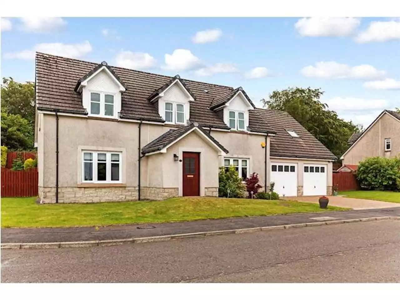 This rarely seen five-bedroom villa boasts a huge kitchen, game room and bar