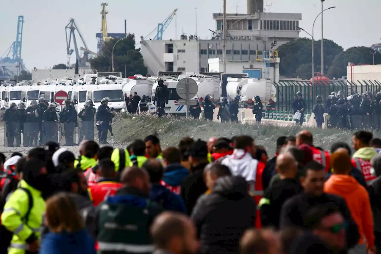 French police injured during clashes with protesters at ExxonMobil oil refinery