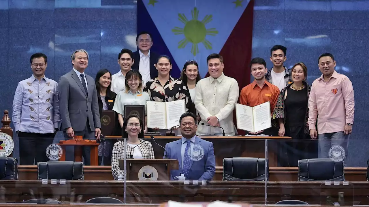 Senate honors 10 outstanding youth organizations