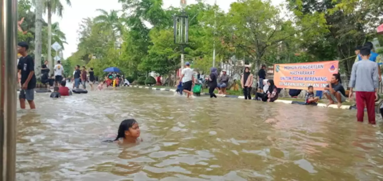 Amuntai Kebanjiran, Spanduk Larangan Berenang di Jalan Kota Dipasang