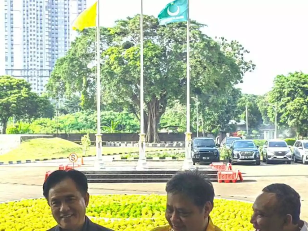 Yusril Bersua Airlangga, Tak Menampik Kemungkinan Koalisi PBB-Golkar