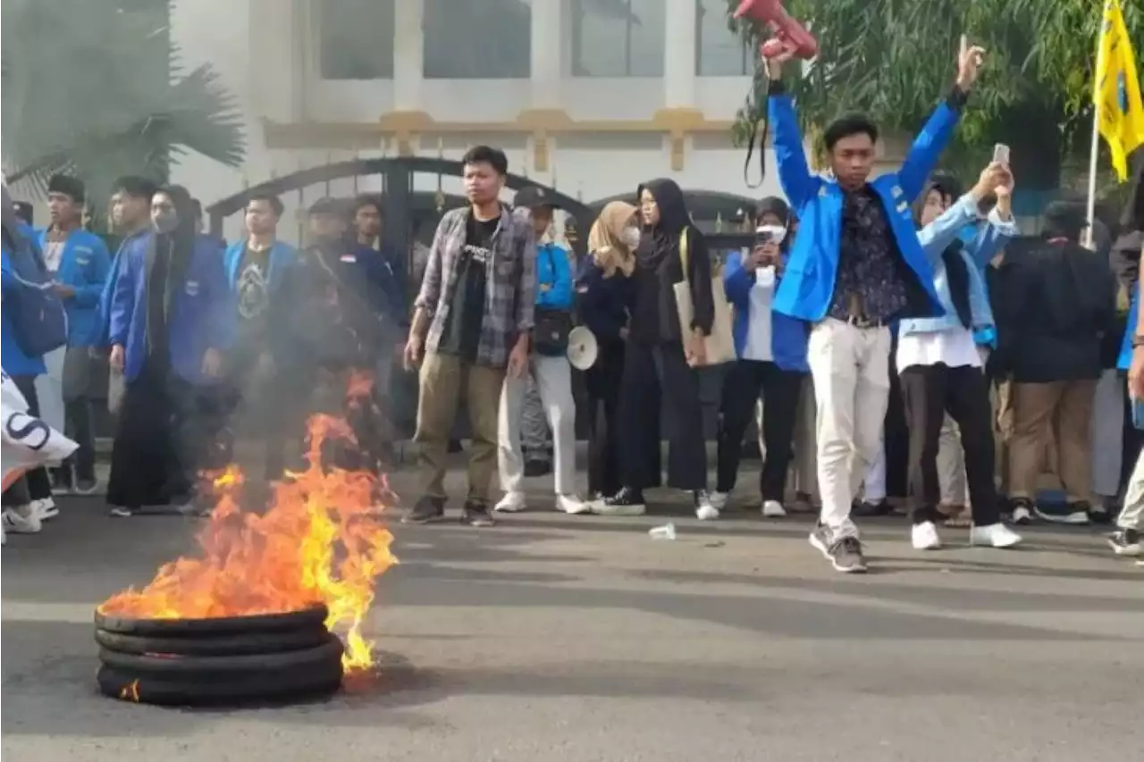 Protes Pencemaran Limbah Tak Digubris, Mahasiswa Bakar Ban di depan Kantor Bupati Ponorogo