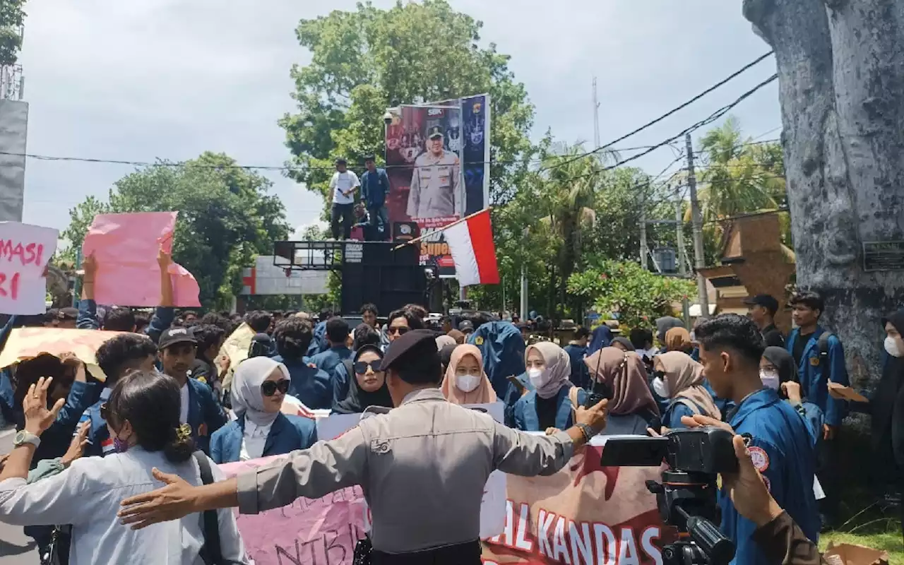 Puluhan Dosen dan Ratusan Mahasiswa Unram Tuntut Kapolda NTB Mundur